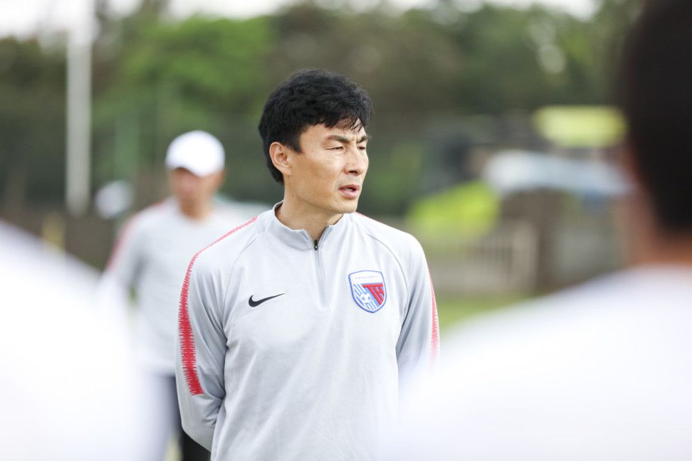 在他丈夫面前